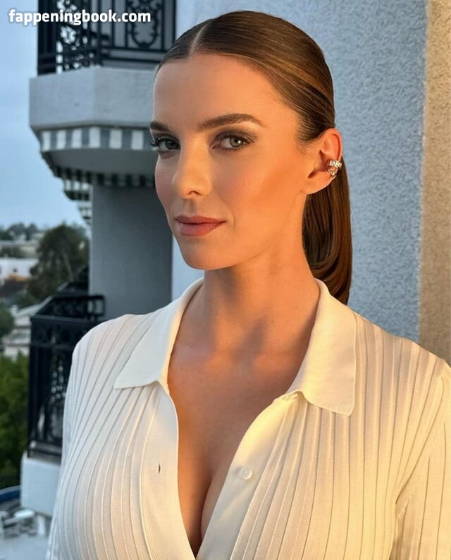Betty Gilpin Nude